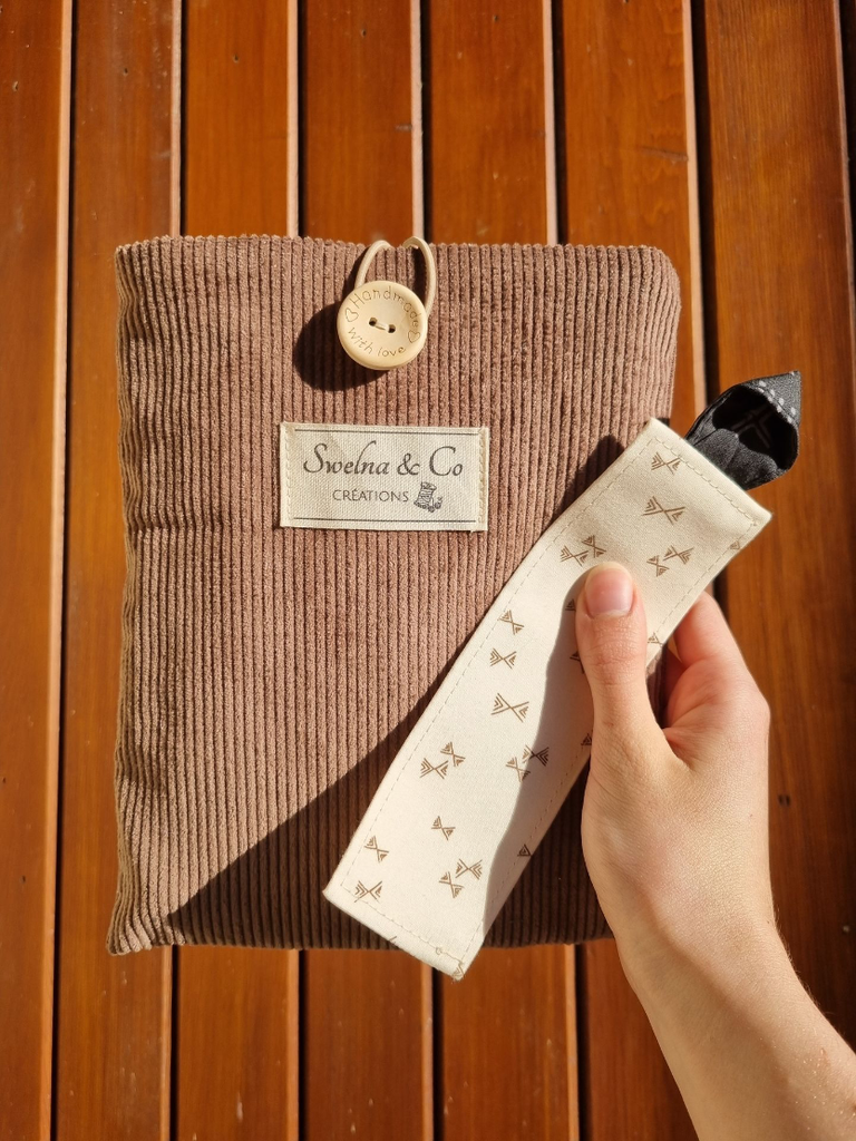 Pochette à livre côtelé marron